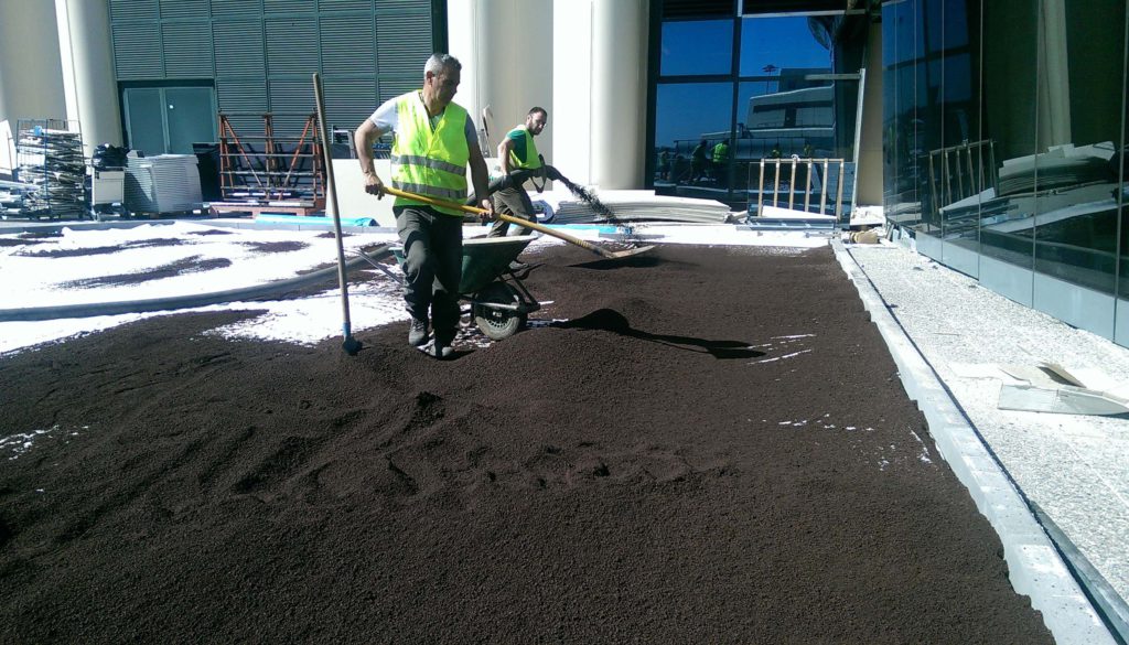 Posa di LecaGreen (foto Laterlite)