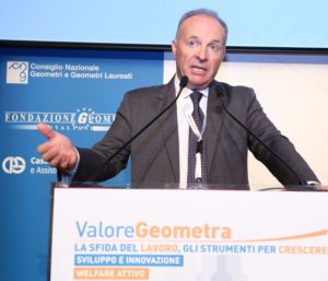 Maurizio Savoncelli, presidente Consiglio Nazionale Geometri | «La proposta di legge non entra in dettagli sul curriculum del corso di laurea – sarebbe fuor di luogo perché finirebbe col congelare aspetti culturali e formativi che devono invece mantenere una loro flessibilità per poterli adeguare a mutate condizioni culturali e sociali – ma pone le condizioni perché questo equilibrio disciplinare e formativo sia raggiunto nell’apposito decreto ministeriale che fisserà l’ordinamento didattico. È però necessario alla natura professionalizzante del corso di laurea che il suo ordinamento didattico sia fissato per intero a livello nazionale, restringendo parzialmente in questo caso gli spazi di autonomia concessi dalla legge agli atenei in tema di curricula. A questa laurea professionalizzante potranno anche accedere geometri in attività o addirittura geometri già laureati, conseguendo un risultato di aggiornamento professionale e di formazione permanente che potrebbe essere ragguardevole per dimensioni e risultati».