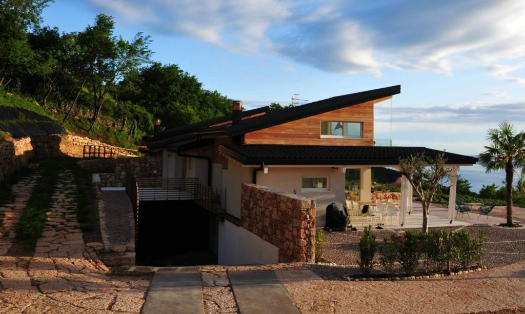 Le quattro abitazioni sono costituite da due corpi sfalsati tra loro di circa 90 cm e impostati a quote diverse per meglio seguire l’andamento del terreno. La zona giorno, dotata di ampie vetrate rivolte verso il lago. Sotto la porzione più alta, quella destinata a zona notte, è inserita nel piano inferiore, una piccola autorimessa interrata.