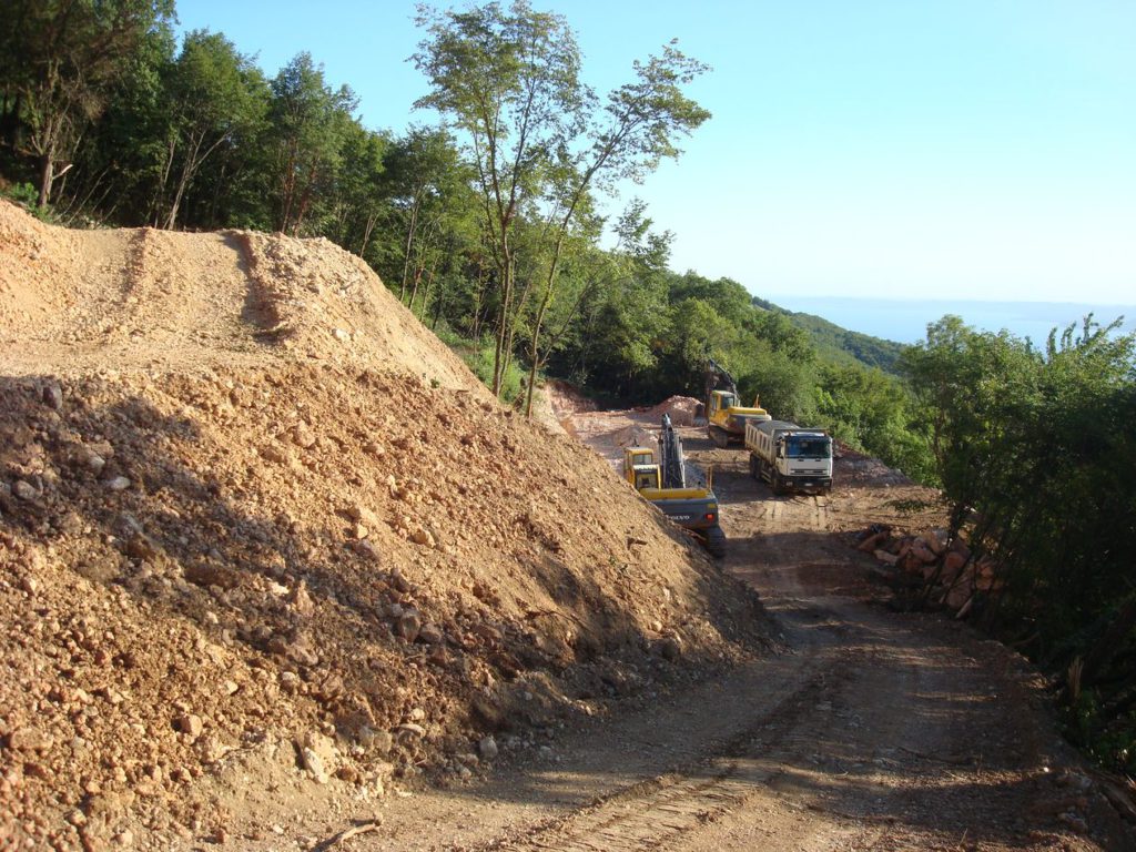 Una volta preparato il terreno, si è partiti con la realizzazione dei garage interrati realizzati interamente in cemento armato con isolante esterno.