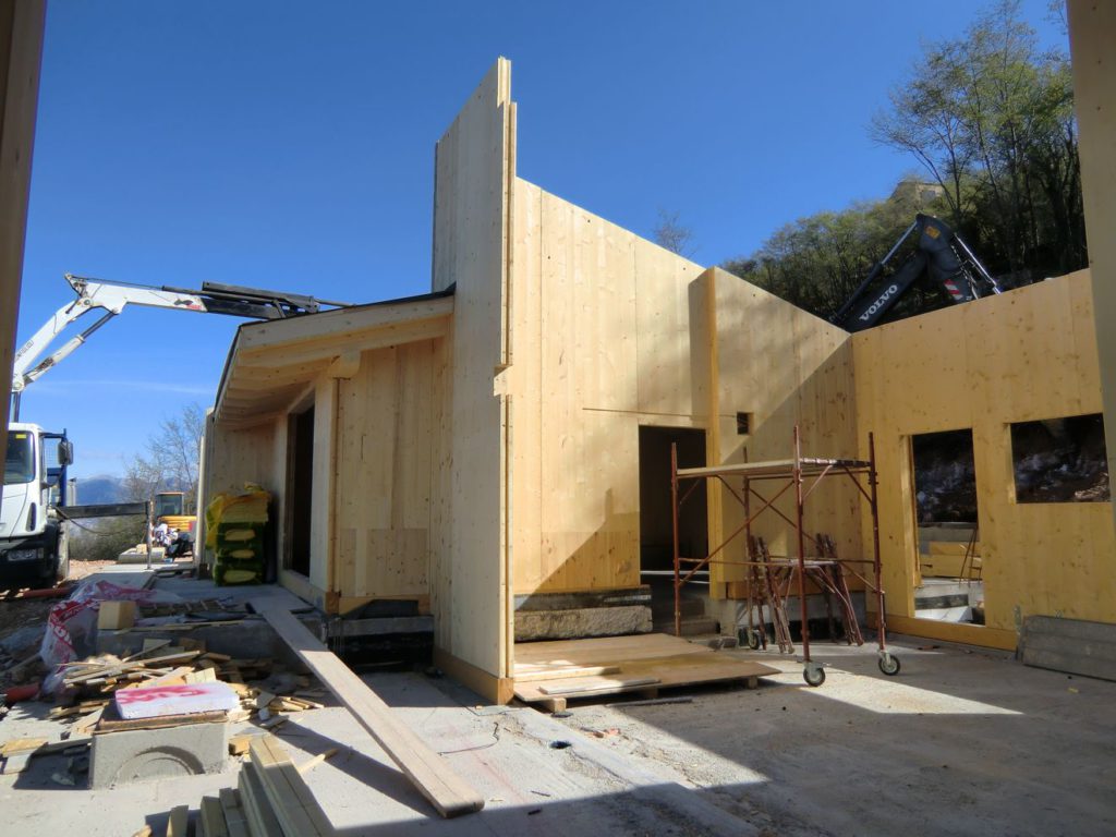 I muri in elevazione sono stati costruiti con pannelli strutturali in X-Lam in modo da ridurre sensibilmente i tempi di costruzione.