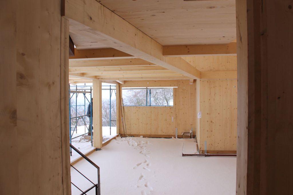 Le tubazioni e i cavi elettrici sono stati posizionati in un’intercapedine posta in aderenza alla struttura lignea e poi chiusi con dei semplici pannelli in cartongesso. L’impianto per il riscaldamento è a sistemi radianti con controllo per stanza di temperatura e umidità.