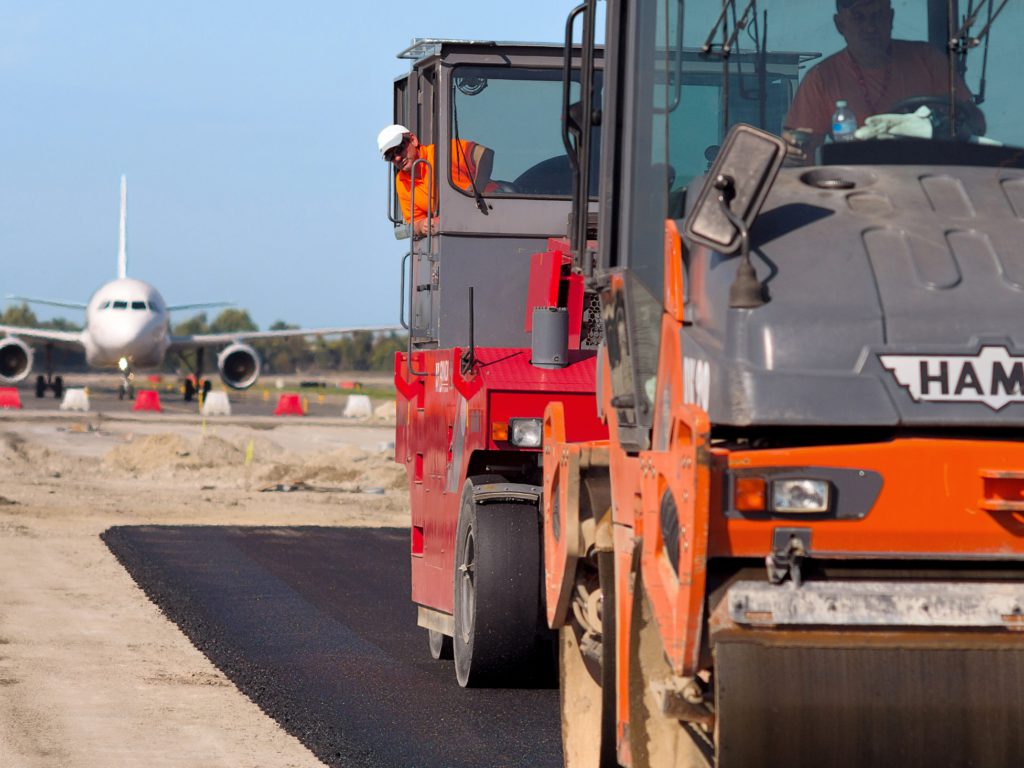Anche con un jumbo jet alle costole, il rullo tandem Dv 90 e il rullo gommato Grw 18 hanno continuato imperterriti a compattare l’asfalto appena steso. Il risultato è una su-perficie perfetta rispondente ai massimi re-quisiti di qualità come quelli richiesti specialmente negli aeroporti.
