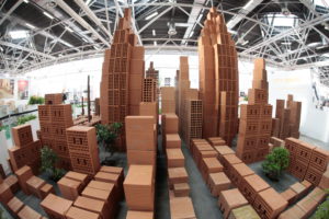 Saie 2016 | Installazione artistica al centro della Piazza del Laterizio Città minime del fotografo Matteo Mezzadri.