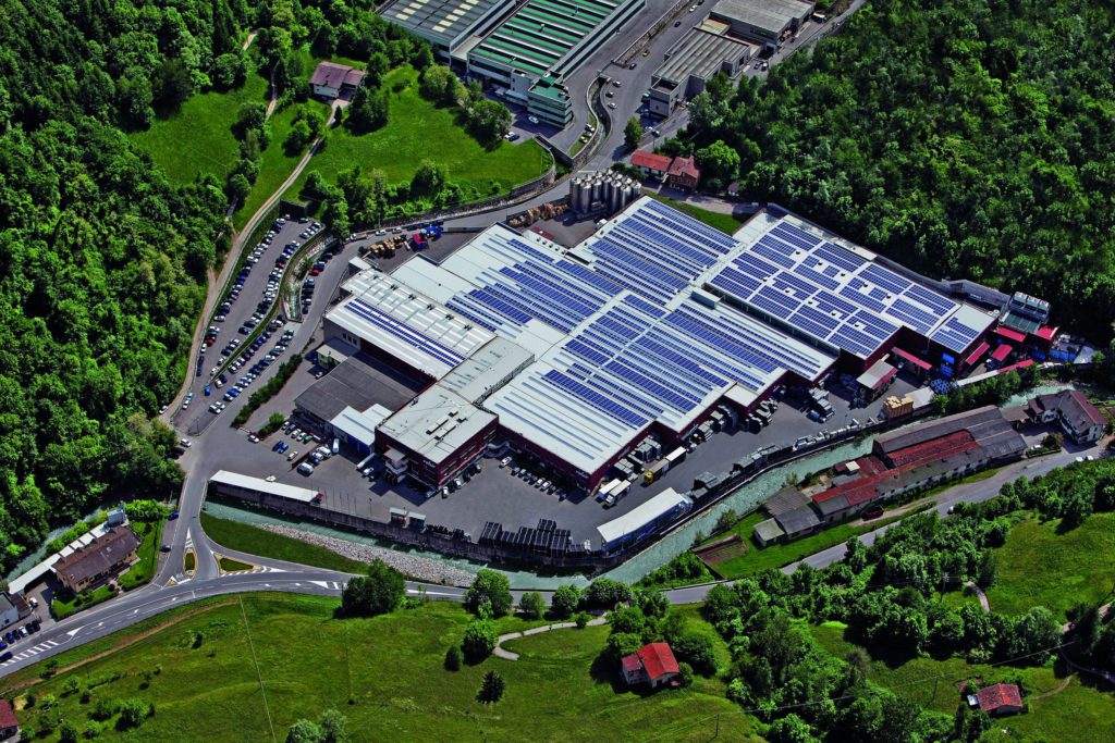 Valsir | La sede di Vestone (Bb) | Superficie: 45.500 m2 (di cui 26.590 m2 coperti); addetti: 259; produzione: cassette di risciacquamento esterne e a incasso; placche di comando; raccorderia per sistemi di scarico; raccorderia per sistemi di adduzione idrica, riscaldamento e conduzione gas; sistemi di riscaldamento a pavimento; sistemi di drenaggio sifonico delle acque meteoriche; sifoni e raccordi speciali per sistemi di scarico; sistemi doccia a filo pavimento. 