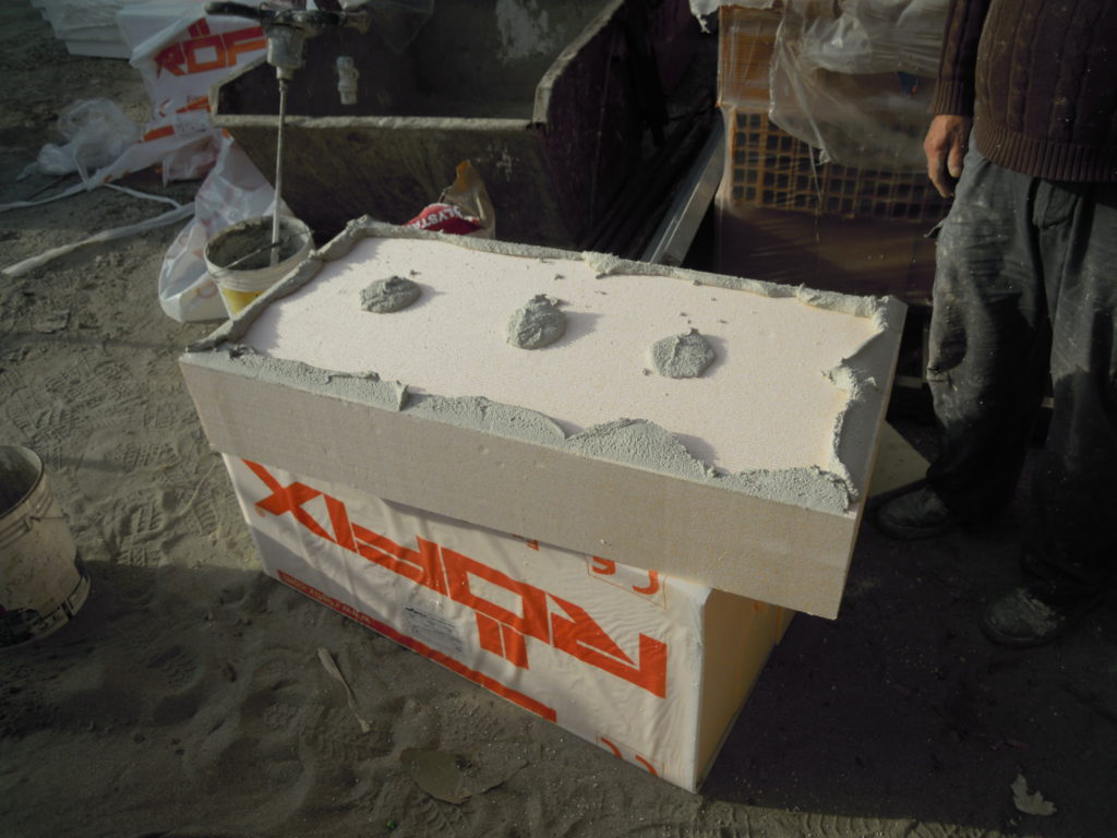 Cappotto: preparazione dell incollaggio dei pannelli in eps.