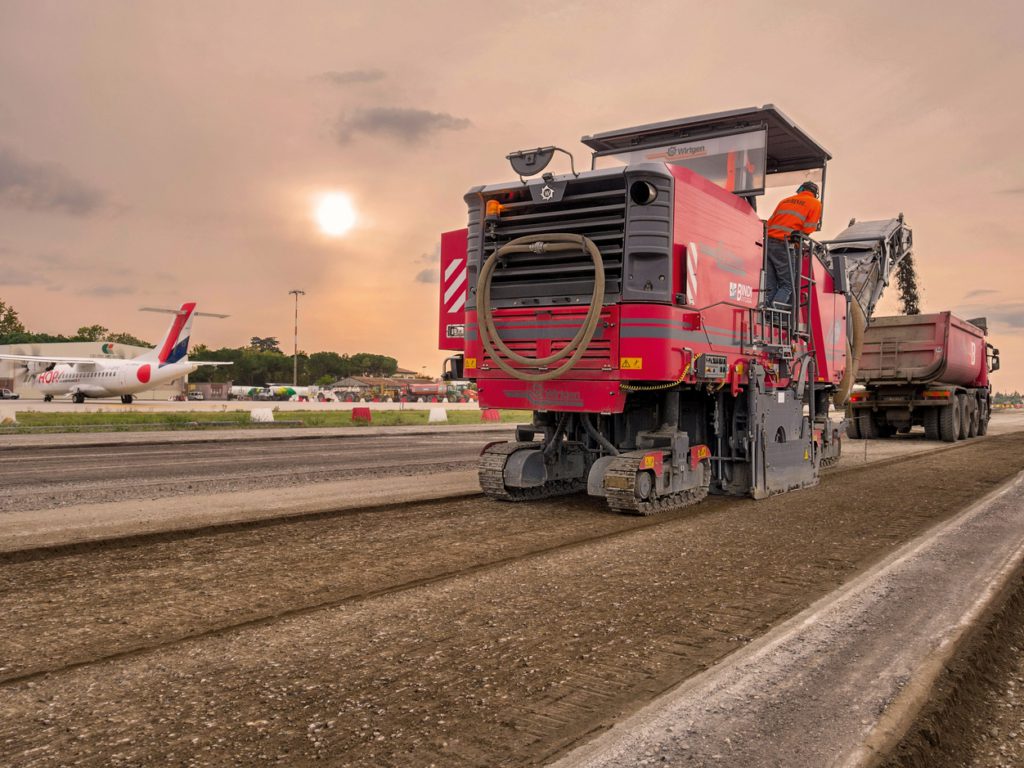 Uno degli elementi preziosi della Wirtgen W 200 è il sistema Pts (Parallel To Surface) sviluppato in proprio da Wirtgen che provvede in automatico all’allineamento dinamico della macchina parallelamente al fondo stradale: la macchina si abbassa con velocità costante in corrispondenza dei cingoli anteriori e posteriori. Inoltre le quattro sospensioni oscillanti facenti parte del sistema Pts compensano rapidamente eventuali dislivelli tra i lati destro e sinistro.