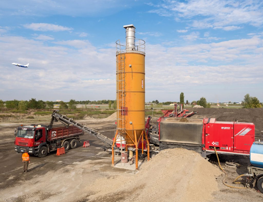 L’impianto mobile per riciclaggio a freddo Wirtgen Kma 220 può essere trasportato agevolmente e installato nelle immediate vi-cinanze del cantiere. Ciò permette di ridurre in misura significativa l’impatto sull’ambiente. Un motore diesel garantisce l’autonomia dalla rete di pubblica distribuzione dell’energia elettrica