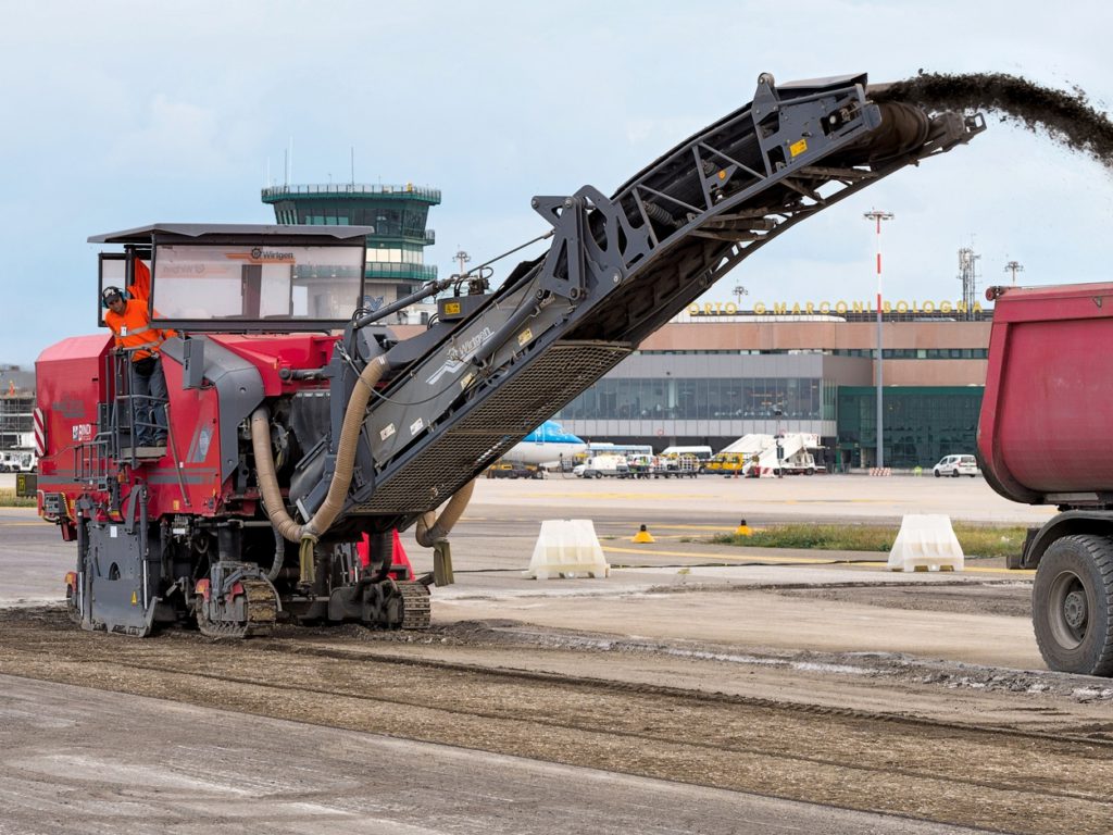 Per la scarifica degli strati di pavimentazione è stata impiegata una Wirtgen W 200. La scarificatrice, leggera e maneggevole di grossa taglia, va annoverata tra le tuttofare nel settore del ripristino stradale per una grande produttività ed economia d’esercizio.