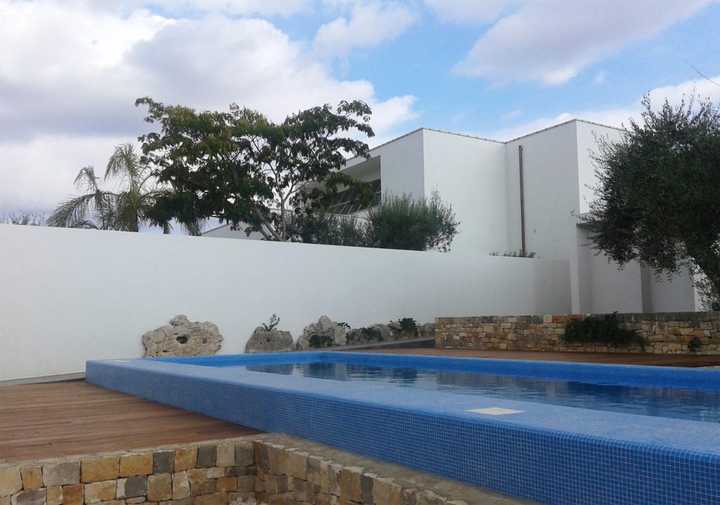 VILLA A MONOPOLI. L’edificio residenziale è inserito in un contesto naturale che condiziona cromaticamente le facciate. Una delle ragione per cui si è scelto d’impegare I.active Coat è stato proprio per azzerare questo tema e garantire nel tempo la perfetta tenuta delle due cromie delle finiture applicate.