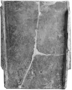 2. Tegola a risega dalla tomba di C. Annius C.f. a Montepulciano (SI). Firenze, Museo Archeologico Nazionale. Foto Soprintendenza Archeologia Toscana.