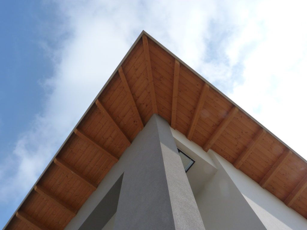 03-cornicione-in-legno-lamellare-a-compluvio-che-caraterizza-la-casa
