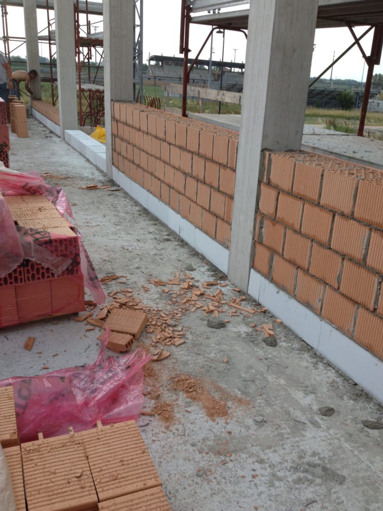 Le murature del primo piano con dettaglio del taglio termico in Gasbeton.