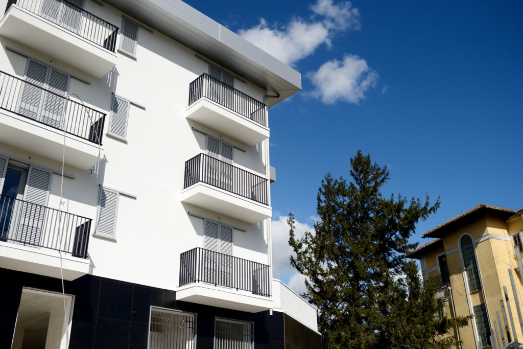 RESIDENZA PLURIFAMILIARE A MERCATO SAN SEVERINO (SA ). Non solo le quattro facciate principali ma anche tutte le superfici, orizzontali, verticali e porticato lato strada, sono state rasate mediante l’utilizzo di tecnologia Italcementi, questo a maggior garanzia dell’auto-pulizia complessiva del fabbricato. Il fattore di fotocatalisi, e quindi il tema della sostenibilità delle nuove costruzioni, è un elemento di pregio che il mercato immobiliare inizia a recepire e a richiedere.