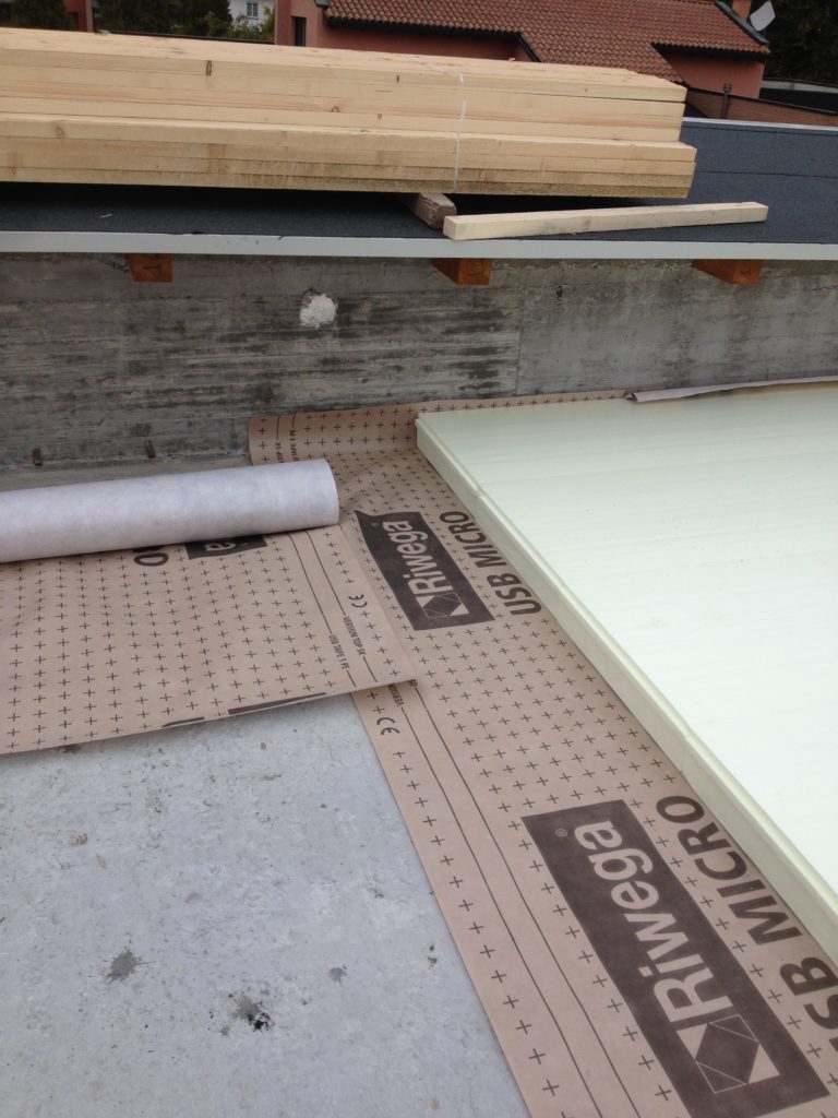 Il sistema di copertura: freno vapore, isolante in xps, membrana traspirante, elementi grecati antirombo, fotovoltaico.