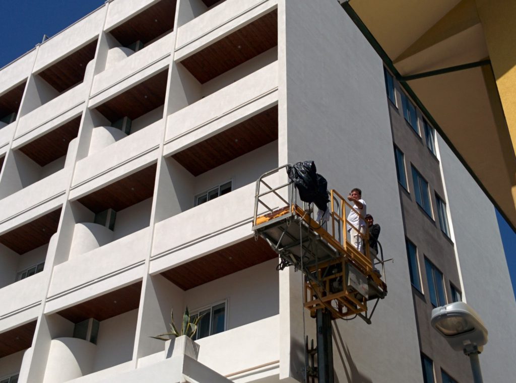HOTEL SAN SALVADOR IGEA MARINA. L’albergo una volta completato ha assunto il caratteristico colore bianco cangiante. Prima dei lavori si presentava come un qualsiasi fabbricato anonimo giunto a fine ciclo. i.active Coat è stato steso facilmente dalle maestranze di cantiere, in grado di coprire grandi aree grazie alla semplicità di stesura del materiale che richiede pochi sapienti gesti della mano. I ritocchi alle superfici in quota sono stati eseguiti mediante l’utilizzo di cestello elevatore, la semplicità di trasporto del prodotto fresco appena confezionato ha consentito d’intervenire rapidamente e puntualmente dove richiesto.