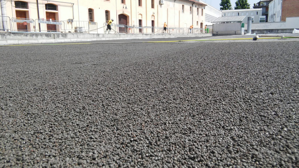 Rifacimento della pavimentazione della originale Piazza d'Armi dell'ex Caserma San Marco, a Conegliano Veneto (foto Laterlite)