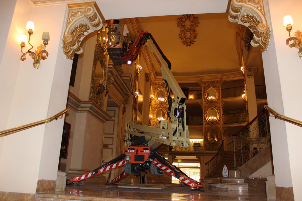X17J Plus della JLG | Noleggiato dal Gruppo Cofilo, esegue la manutenzione nella Sala Degli Specchi del Teatro Filarmonico di Verona. 