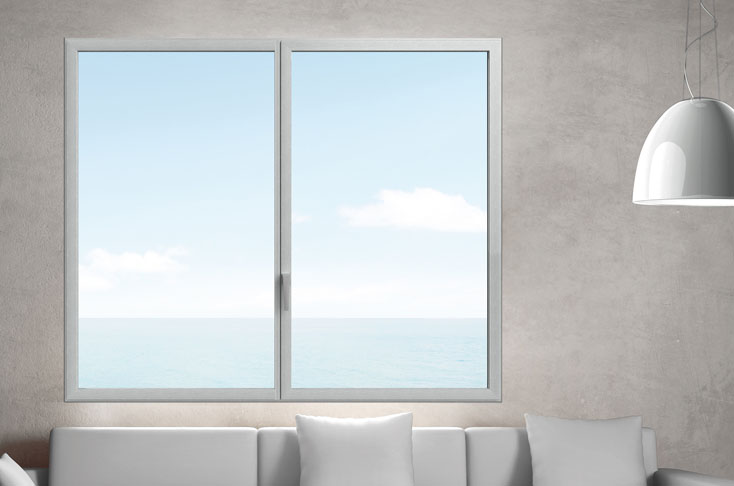 Ester di Es Finestra a due ante con apertura interna, nella finitura Metallo Alluminio (foto Es Finestra)