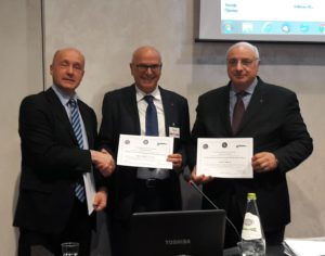 Da sinistra, il prof. Nicola Fiotti, direttore scientifico del Progetto di formazione Esperto in Edifico Salubre con il presidente del collegio dei geometri di Fermo, Tiziano Cataldi e il consigliere nazionale, Enrico Rispoli.