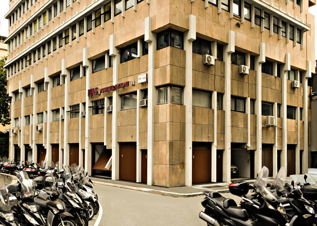 Riconversione stabile anni Sessanta a Genova (foto De Nardi)