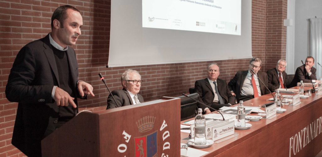 Il ministro per gli Affari Regionali Enrico Costa nel corso del dibattito promosso dal Collegio dei Geometri di Cuneo al quale ha preso parte anche il relatore del disegno di legge su "Contenimento del consumo del suolo e riuso del suolo edificato" il Senatore Mario Dalla Tor.