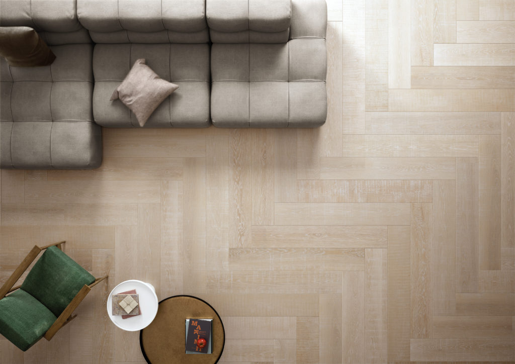 Ambiente living dal mood sofisticato realizzato con Elements Natural Ivory (foto Ceramiche Keope)