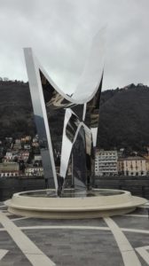 Como, il monumento ad Alessandro Volta al centro del primo bacino del lago.