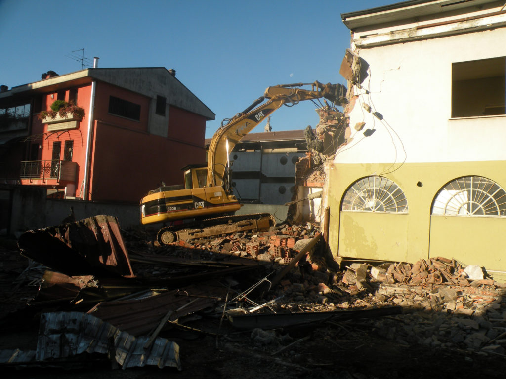 Demolizione dell’edificio esistente; simulazione del cantiere ultimato dell’edificio sul fronte di via Muzio da sud; simulazione del cantiere ultimato dell’edificio fronte via Muzio da nord.