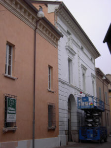 Viste di Palazzo Maioli sui fronti di via Galla Placidia e la Basilica di San Vitale. Particolari dei rapporti tra materiali, texture e colori e fasi della stesura delle tinte a calce.