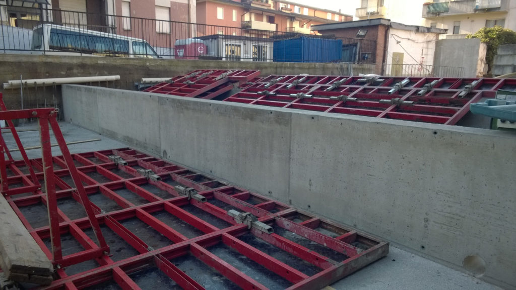 Casseri metallici utilizzati per i muri portanti.