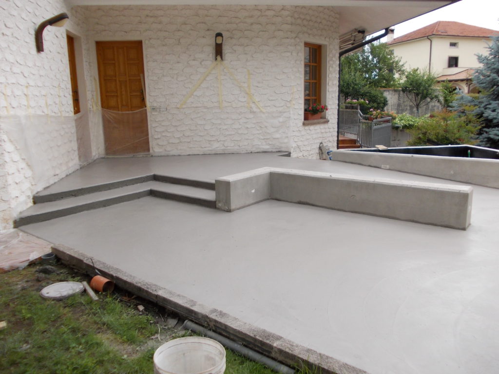 . Il calcestruzzo, dopo la lisciatura, l’applicazione del corazzante e del distaccante colorante è pronto per la fase di stampaggio.