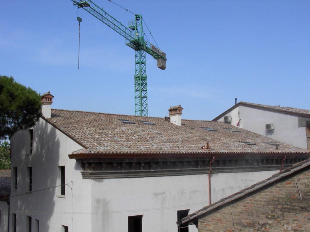 Vista della copertura di Palazzo Maioli e delle opere di lattoneria; primo piano del cornicione in via San Vitale restaurato e tinteggiato con tinte a calce, nuova gronda per la raccolta delle acque.