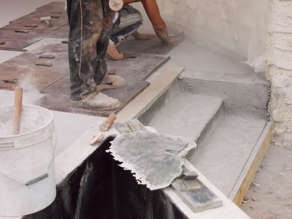 Los tampaggio con apposite matrici. È stata scelta una matrice con un disegno di pavimentazione in pietra. Sui gradini sono state usate matrici senza fughe che simulano la superficie irregolare e ruvida della pietra. Ove necessario sono eseguiti i giunti di dilatazione, il più possibile in corrispondenza di fughe della pavimentazione.