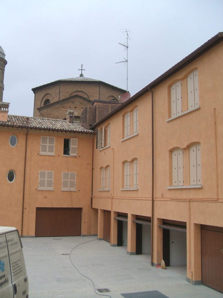 Dettaglio dell’angolo di raccordo tra l’edificio ristrutturato e quello di nuova costruzione, con i garage al piano terra ridestinato ad autorimessa.