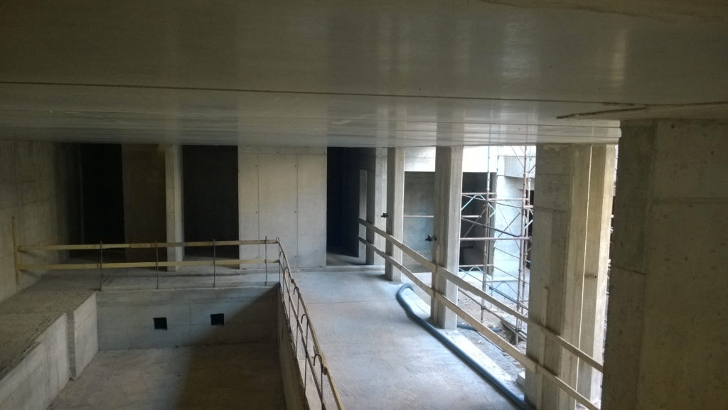 Locale piano seminterrato con lastre predalles.