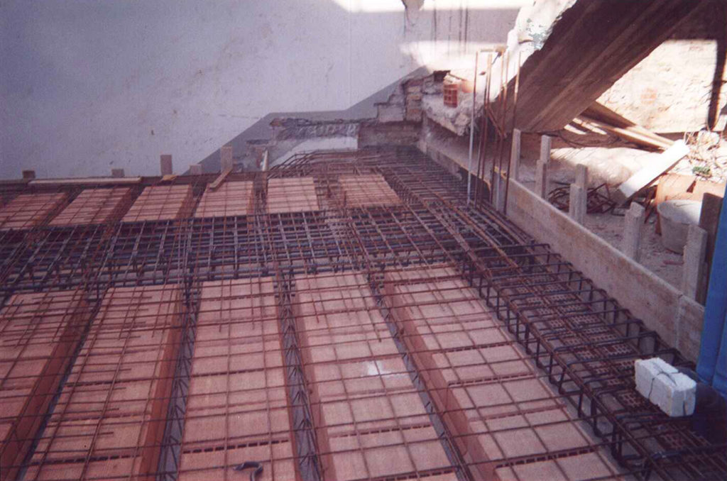 Restauro conservativo dei solai esistenti, dettaglio attacco sulle murature portanti.