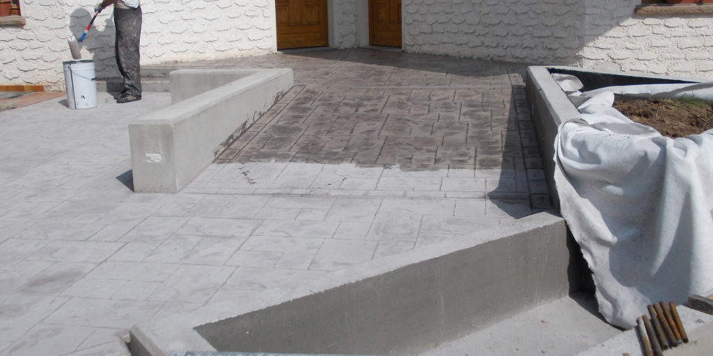 Dopo la prima asciugatura, il giorno successivo è seguito il lavaggio del pavimento con idropulitrice e la fase di stesura della resina.