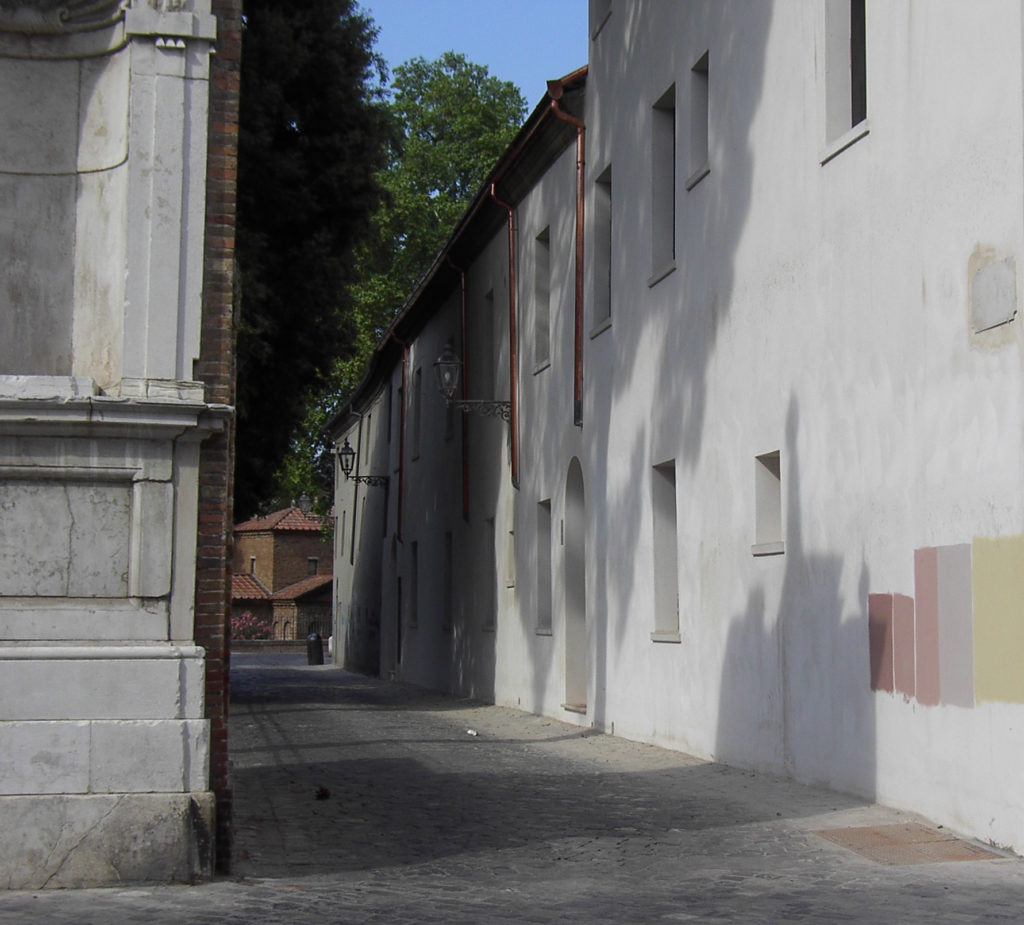 Palazzo Maioli su via Galla Placidia con vista sul mausoleo: stesura della tinta a calce.