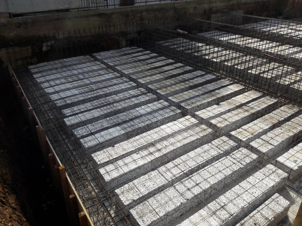 Preparazione del solaio alleggerito con blocchi di polistirolo.