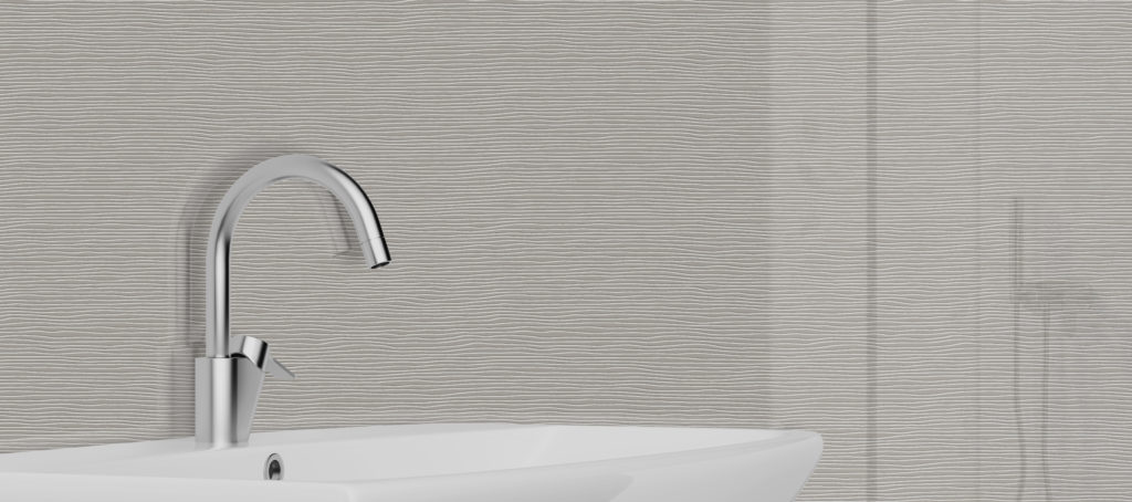 Parete lavabo rivestita in vetro Madras Stream, finitura Crystalexe col. Solid Metal Platinum (foto Vitrealspecchi)