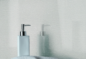 Parete bagno rivestita in vetro Madras Juta, finitura Crystalexe col. Solid Pearl Platinum (foto Vitrealspecchi)