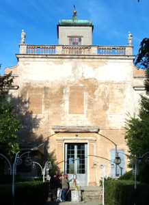 Per rilevare la Villa sono state eseguite, tra interni ed esterni, 201 scansioni laser che una volta unite, hanno generato la nuvola di punti necessaria a realizzare il disegno tridimensionale di tutto l’edificio. 