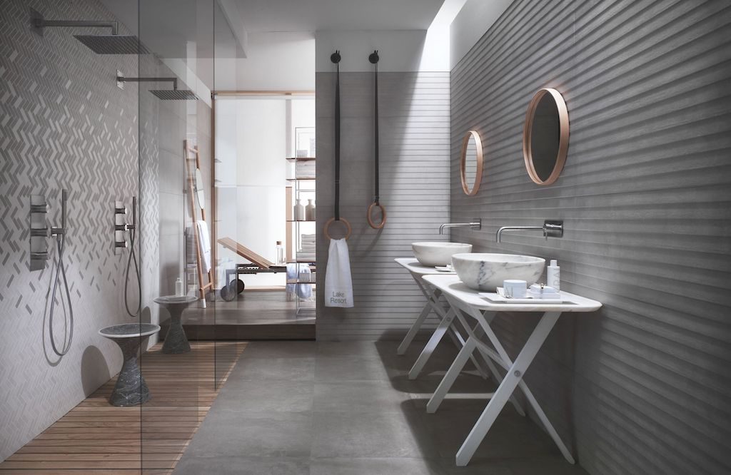 Elegante ambiente bagno il cui angolo doccia è rivestito con Terracruda Mosaico Degradé nei colori Calce/Luce; a sinistra il rivestimento è in Terracruda Calce Struttura Verso 3D rettificato 40x120 (foto Ragno)