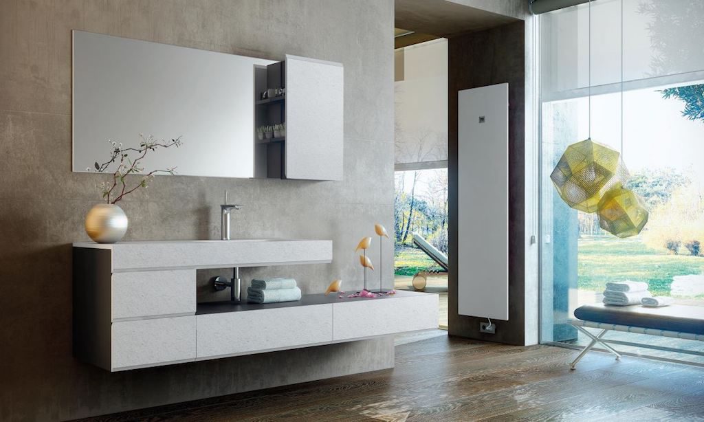 Specchio di base, con consolle sottopiano decentrato destra sa 1.300 mm, mobile sospeso con 2 cassetti e 2 cassettoni. Composizione finitura ardesia bianco. (foto Fiora)