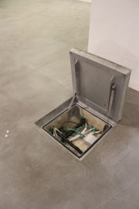 Ispezione delle dorsali impiantistiche a pavimento. Particolare del chiusino Aco Uniface servoassistito aperto (foto Aco)