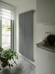 Radiatore Hegoline13 verticale di Deltacalor nella finitura Ral 7047 goffrato (foto Deltacalor)