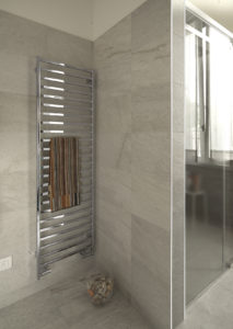 Slim-Q di Deltacalor nella finitura cromo (foto Deltacalor)