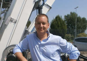 Daniele Tommasin | Responsabile commerciale Böcker italia: «Quest’anno vorremmo confermare l’ottimo trend raggiunto nel settore edile per quanto riguarda gli elevatori inclinati, soprattutto nella versione trainata, validissima e apprezzata alternativa ad altri sistemi di sollevamento. Si tratta di una soluzione agile, economica, pratica e di facile impiego nei cantieri più difficili, ma anche altamente personalizzabile. In quest'ottica una delle personalizzazioni più riuscite è quella dedicata agli installatori di ponteggi, che attraverso la gabbia studiata su specifiche richieste fornite proprio dalle ditte più importanti del settore, ci ha permesso di portare in Italia i primi modelli di Junior 24 G, elevatore trainato da 24 metri con una gabbia studiata per l’elevazione dei singoli elementi del ponteggio, dai più ingombranti agli elementi di fissaggio e ancoraggio».