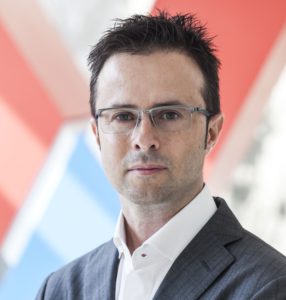 Massimo Fabricatore, Direttore Generale Loex «Il nuovo sistema arricchisce la nostra gamma di soluzioni di riscaldamento e raffrescamento di ultima generazione, estendendo tutti i vantaggi degli impianti a soffitto anche in ambito residenziale. In particolare BLife è ideale sia per nuove costruzioni in cui sono richiesti impianti a bassa inerzia, sia in caso di progetti di recupero per cui rimuovere la pavimentazione rappresenterebbe un eccesivo disagio per gli occupanti, ma anche laddove si desideri preservare pavimenti di pregio».